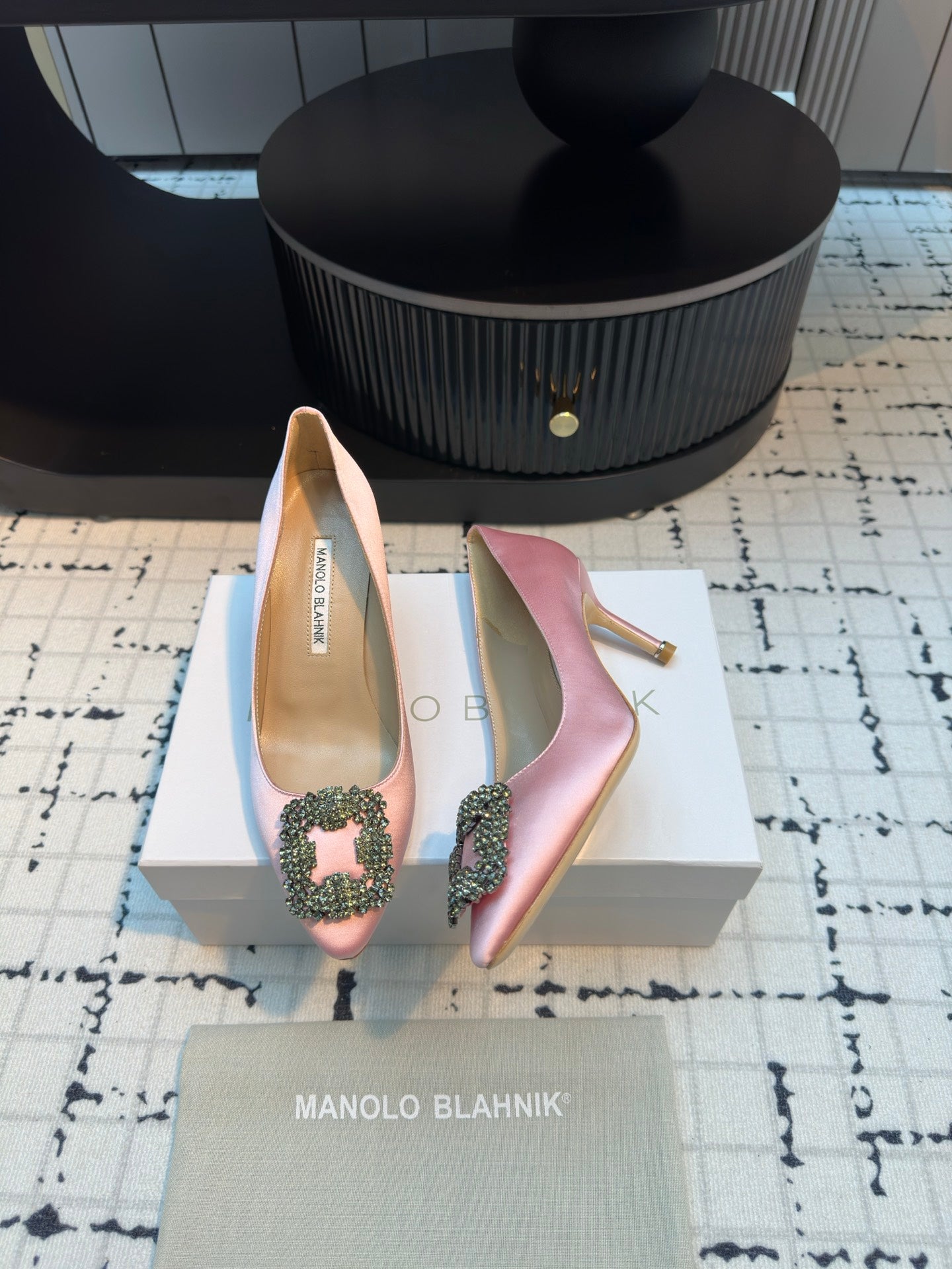 Manolo Blahnik Hangisi Buckle Pump 810197