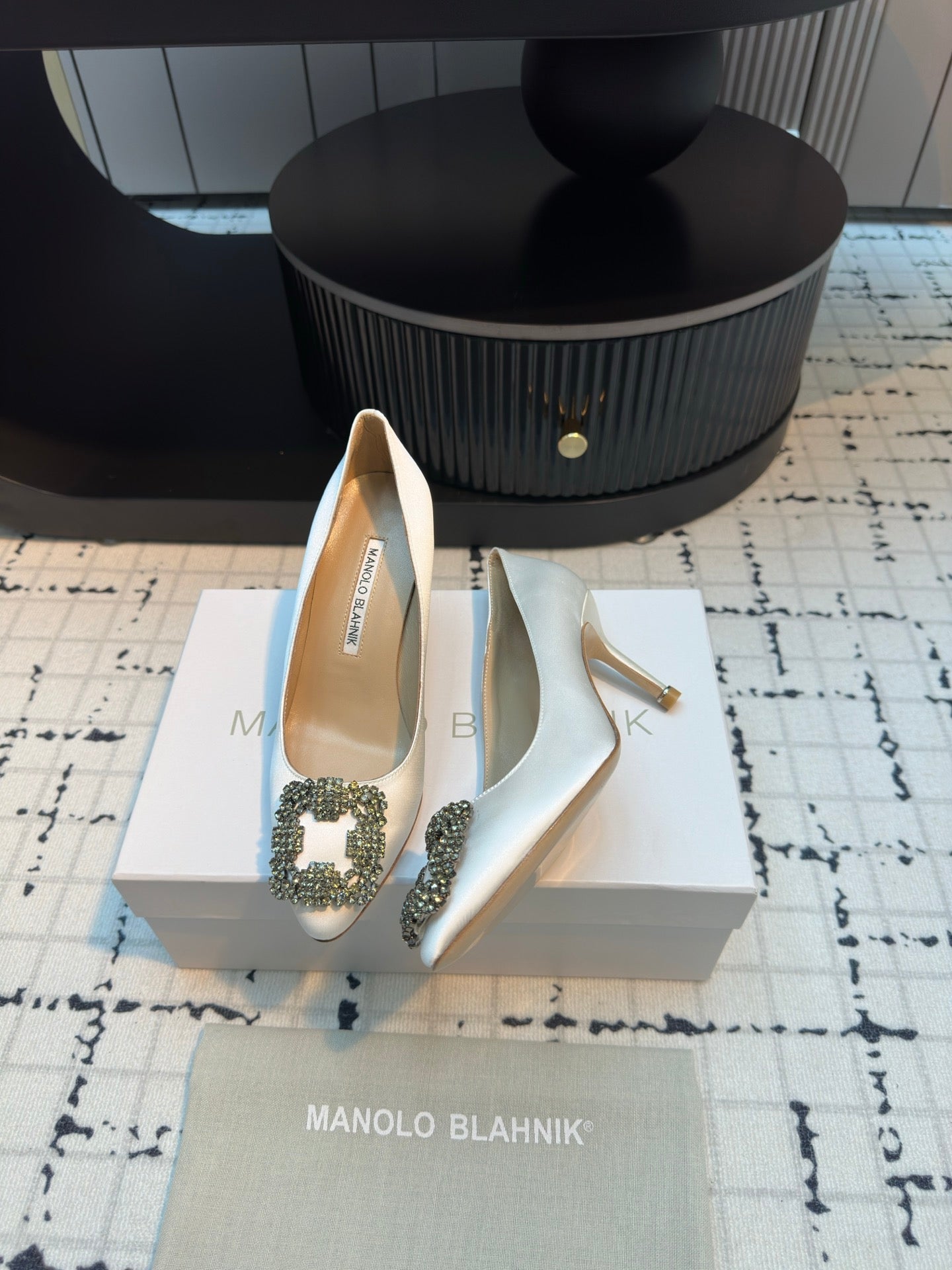 Manolo Blahnik Hangisi Buckle Pump 810197