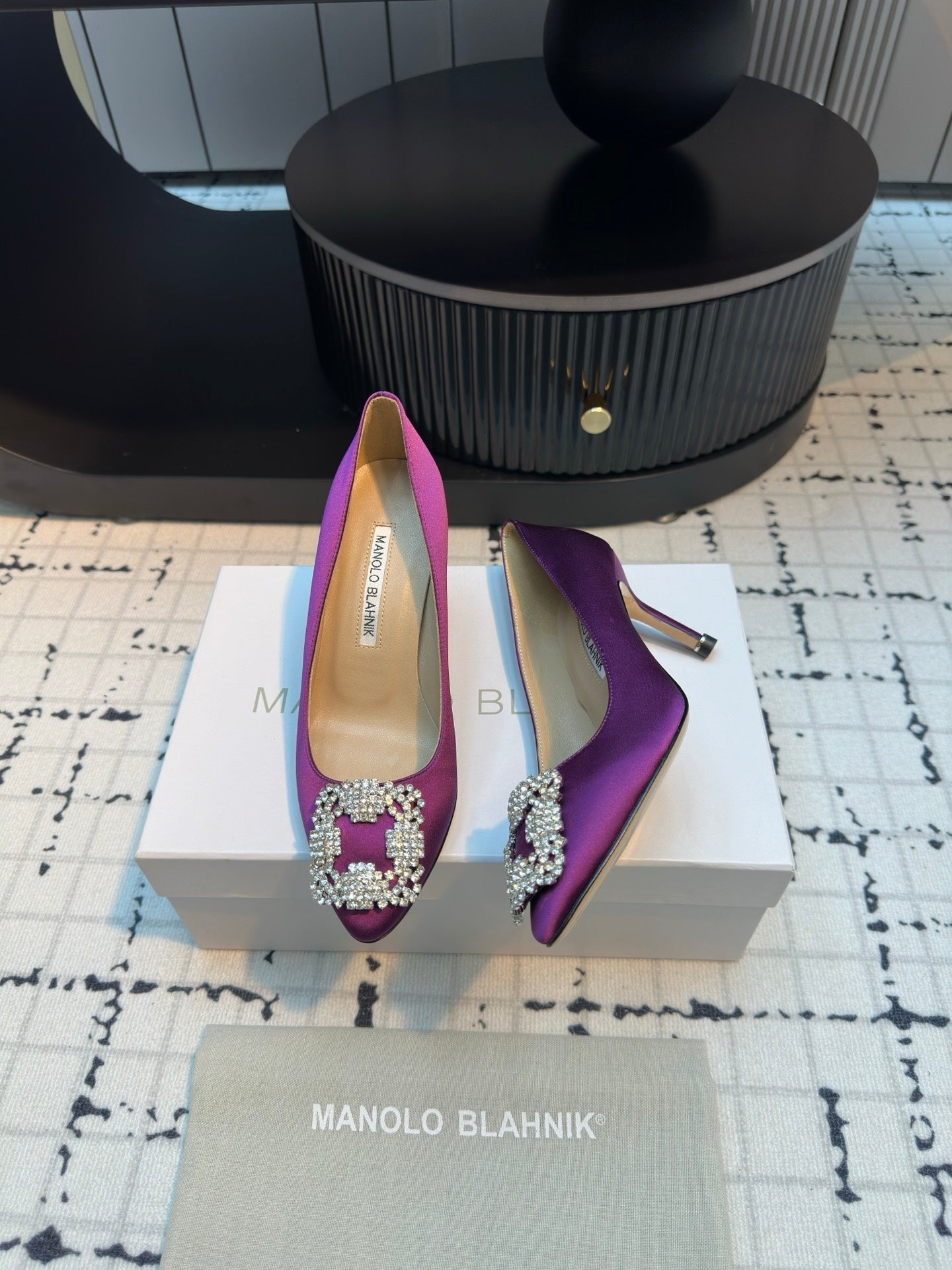 Manolo Blahnik Hangisi Buckle Pump 810197